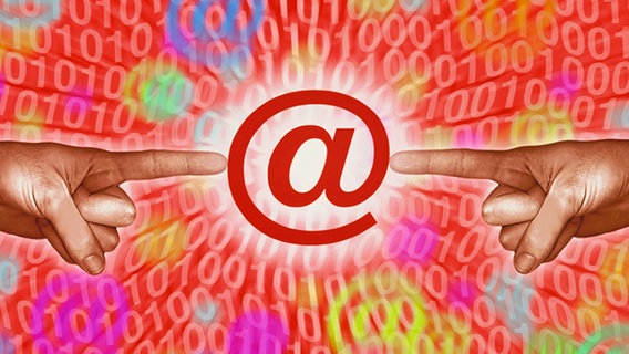 Themenbild digitale Kommunikation: E-Mail-Zeichen zwischen zwei Händen. © picture-alliance/Newscom 