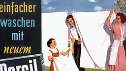 Im Gegensatz zur Werbung aufs Handy eher unaufdringlich: "Einfacher waschen mit neuem Persil" verspricht das Plakat aus dem Jahr 1956. Im Gegensatz zur Werbung aufs Handy eher unaufdringlich: "Einfacher waschen mit neuem Persil" verspricht das Plakat aus dem Jahr 1956.