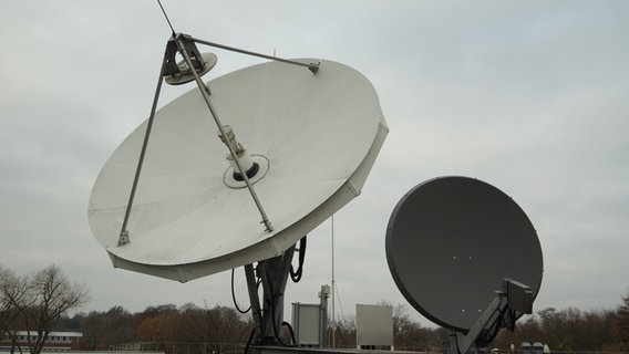 Zwei Satellitenschüsseln auf einem Dach © NDR Foto: Moritz Kirscht