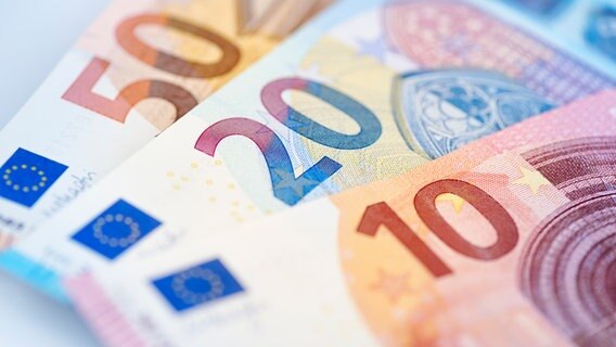 Unterschiedliche, aufgefächerte Euro Geldscheine auf einer Fläche © Getty Images / iStockphoto Foto: acilo