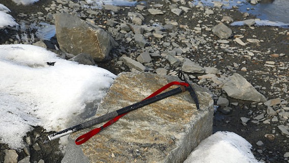 Eisaxt und Gesteinsbrocken auf der Insel "2008 Ultima Thule" © NDR Foto: Peter von Sassen