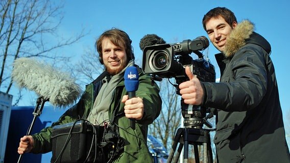 Kamerateam beim Drehen. © NDR 
