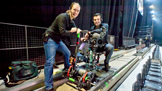 Martin Ross und Markus Friebe mit dem Kamerawagen. © NDR/Martin Ross Foto: Urs Schilke/Martin Ross