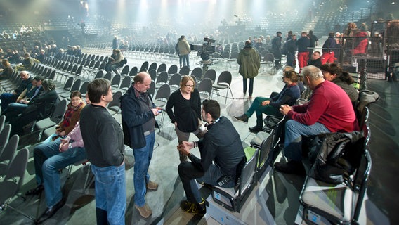 Besprechung in der Halle © NDR/Martin Ross Foto: Martin Ross