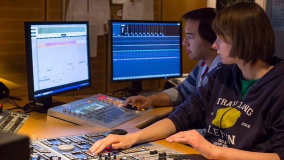 Die Auszubildenden Charlotte Linnenberg, Lukas Göbber und Manuel Steinke arbeiten an der Mischung. Im Fernsehtonstudio geben sie unserem Hörspiel 2062 den letzten Schliff. Die Auszubildenden Charlotte Linnenberg, Lukas Göbber und Manuel Steinke arbeiten an der Mischung. Im Fernsehtonstudio geben sie unserem Hörspiel 2062 den letzten Schliff. © NDR - Joachim Henning Foto: Joachim Henning