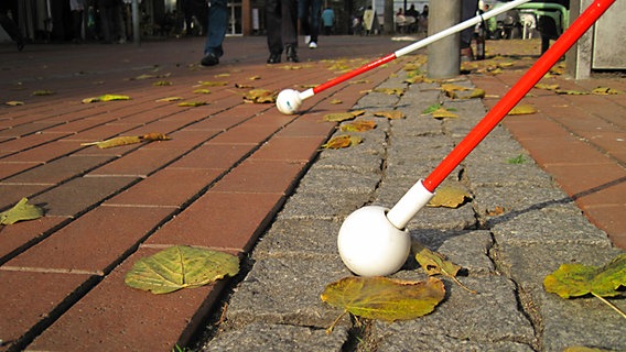 Aufnahme von Blindenstöcken in der Fußgängerzone. © NDR 