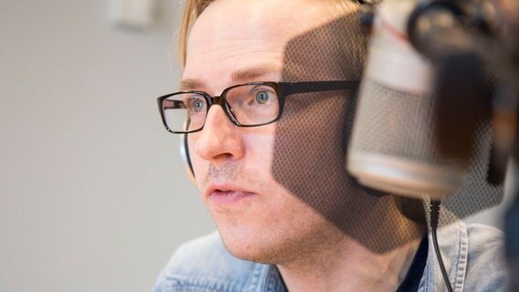Schauspieler spricht im NDR 90,3-Produktionsstudio für das Hörspiel 2062. © NDR Foto: Joachim Henning