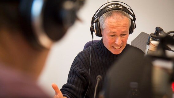 Schauspieler spricht im NDR 90,3-Produktionsstudio für das Hörspiel 2062. © NDR Foto: Joachim Henning