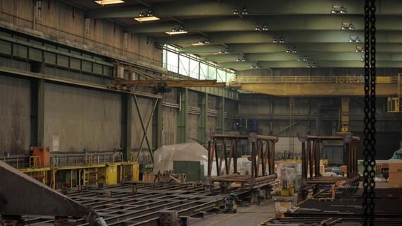 Eine verlassene Werfthalle  