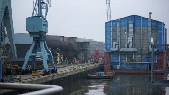 Eine Werft ist bei schlechtem Wetter zu sehen  