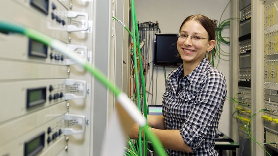 "Frauen in die Technik", unter dieser Überschrift will der NDR junge Frauen, insbesondere Studentinnen der Fachrichtungen Medientechnik, Informatik und Elektrotechnik ansprechen, um auch im technischen Bereich qualifizierten Nachwuchs zu gewinnen. "Frauen in die Technik", unter dieser Überschrift will der NDR junge Frauen, insbesondere Studentinnen der Fachrichtungen Medientechnik, Informatik und Elektrotechnik ansprechen, um auch im technischen Bereich qualifizierten Nachwuchs zu gewinnen. © NDR/Marcus Krüger Foto: Lisa Teismann