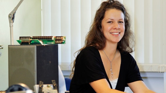 "Frauen in die Technik", unter dieser Überschrift will der NDR junge Frauen, insbesondere Studentinnen der Fachrichtungen Medientechnik, Informatik und Elektrotechnik ansprechen, um auch im technischen Bereich qualifizierten Nachwuchs zu gewinnen. "Frauen in die Technik", unter dieser Überschrift will der NDR junge Frauen, insbesondere Studentinnen der Fachrichtungen Medientechnik, Informatik und Elektrotechnik ansprechen, um auch im technischen Bereich qualifizierten Nachwuchs zu gewinnen. © NDR/Marcus Krüger Foto: Susanne Hoffmann