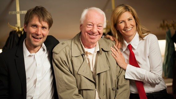 Hauptdarsteller Hubert Münster (Mitte) mit den beiden Nebendarstellern Iris Paterna und Steffen Böye. © NDR 