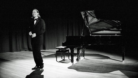 Auszubildender Martin Ross in seiner Rolle als Pianist. © NDR 