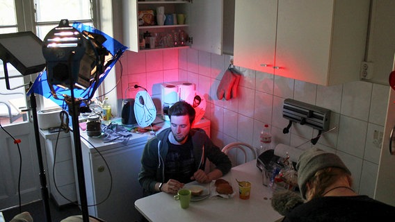 Einleuchten in einer kleinen Küche. © NDR 