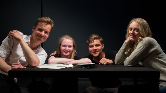 Hauptdarsteller & Regie - v.l. Richard Erben (Jörn), Alica Wisotzky (Regie), Robin Hoffmann (Till) & Neele Pettig (Lisa) Hauptdarsteller & Regie - v.l. Richard Erben (Jörn), Alica Wisotzky (Regie), Robin Hoffmann (Till) & Neele Pettig (Lisa) © NDR/Nico Peters