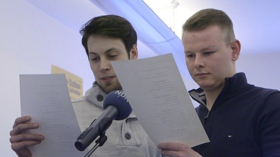 Chris Schütze als Funker der Caribe und Nils Ahrens als Crewmitglied  