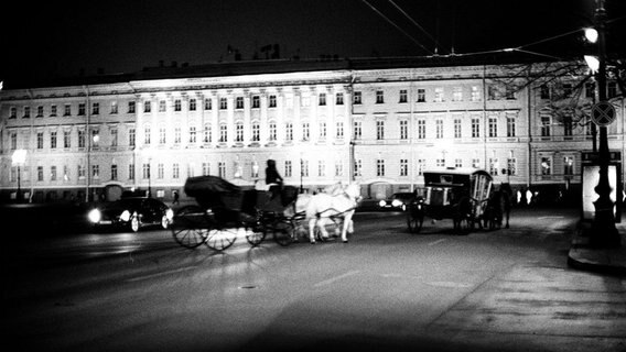 Im Bereich des "Palace Square" scheint beim Anblick der ganzen Pferdekutschen für einen kurzen Moment die Zeit stehen geblieben zu sein.  Foto: David Diwiak