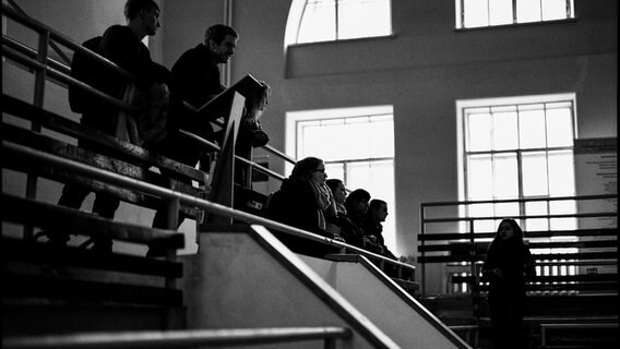 In der Petrikirche treffen wir eine deutsche Studentin, die uns die Geschichte des Gebäudes näherbringt.  Foto: David Diwiak