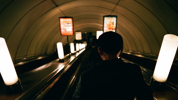 Die Rolltreppen in den Metrostationen befördern einen schnell und dennoch lange in die Tiefe.  Foto: David Diwiak