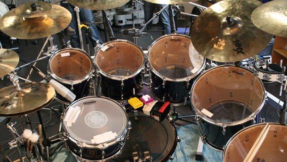 Schlagzeug aus Drummer-Sicht mikrofoniert. © Aus- und Fortbildung 