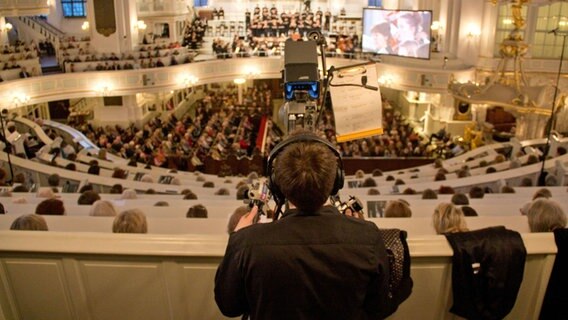 David hat den Chor im Blick © NDR Foto: Henning Wirtz