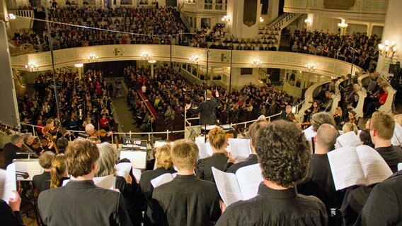 Der Chor und auf der gegenüberliegenden Empore die Gastsänger © NDR Foto: Henning Wirtz
