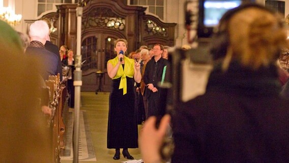 Sängerin Annette Dasch führt als Moderatorin durchs Konzert © NDR Foto: Henning Wirtz