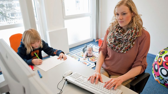 Mitarbeiterin mit ihren Kindern im Eltern-Kind-Büro des NDR © NDR/AR 