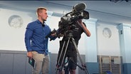 Reproter und Kameramann bei Dreharbeiten © NDR MV 