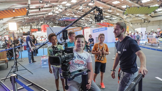 Ein Schüler teste eine Kamera auf der IdeenExpo 2019. © NDR Foto: Axel Herzig