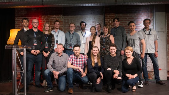 Das gesamte Team der Hörspielproduktion auf der Bühne bei der Premiere © NDR/Jan Bergmann Foto: Jan Bergmann