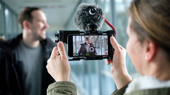 Video-Journalismus - Frau filmt mit Smartphone ©  NDR/Jann Wilken Foto: Jann Wilken