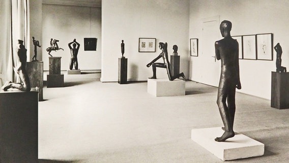 Skulpturen von Hermann Blumenthal im Ausstellungsraum der Hamburger Galerie Rudolf Hoffmann, 1955. © Archiv Georg-Kolbe-Museum 