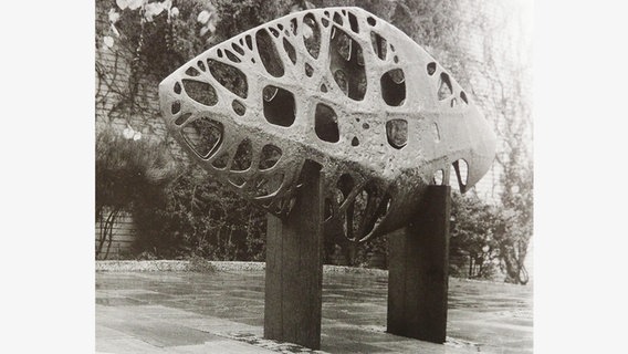 Die Skulptur "Großes Bronzeblatt" von Ulrich Beier (1962-1967). © Ulrich Beier 