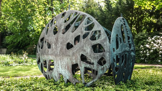 Die Skulptur "Triade" von Ulrich Beier am NDR Rothenbaum in Hamburg. © Ulrich Beier 