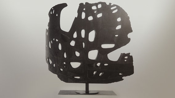 Die Skulptur "Steinblatt" aus Schiefer von Ulrich Beier, 1965. © Ulrich Beier 