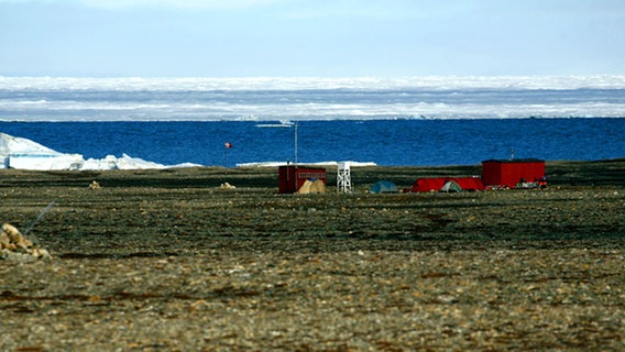 Blick auf das Meer vor der Küste von Peary Land mit der Basisstation der Expedition © NDR Foto: Peter von Sassen