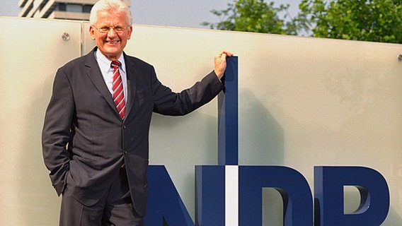 Prof. Jobst Plog vor dem Logo des NDR. © NDR/Volker Wenzlawski 