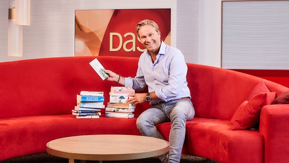 Auch Hinnerk Baumgarten liest gern. Unser Moderator hat im Sommer 2020 die erste Sendung mit den DAS! Literatur-Tipps präsentiert. © NDR/Hendrik Lüders Foto: Hendrik Lüders