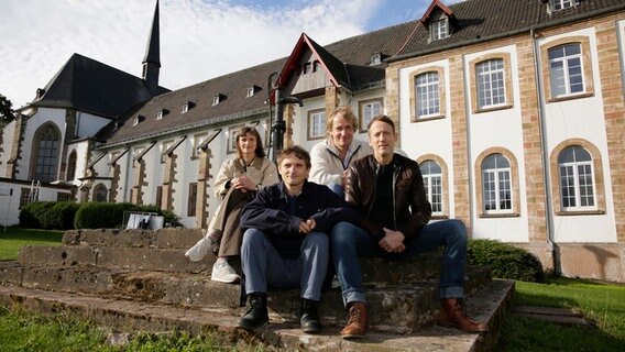 Drehstart für den „Tatort: Unter jedem Dach ein Ach“ (AT) mit Lena Lauzemis, Florian Lukas, Lars Kraume (Regie) und Wotan Wilke Möhring (v.l.) © NDR Foto: Kai Schulz