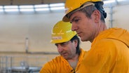 Ingo Zamperoni und Pressesprecher Bernd Gulich im Atomkraftwerk Isar 2. © tagesthemen/Begüm Düzgün Foto: Begüm Düzgün