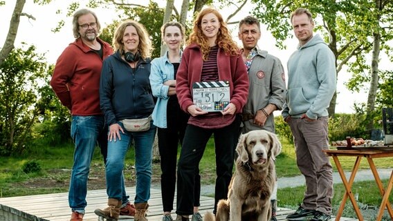 Sechs Personen und ein Hund posieren für ein Drehstartfoto © NDR/Gordon Timpen Foto: Gordon Timpen