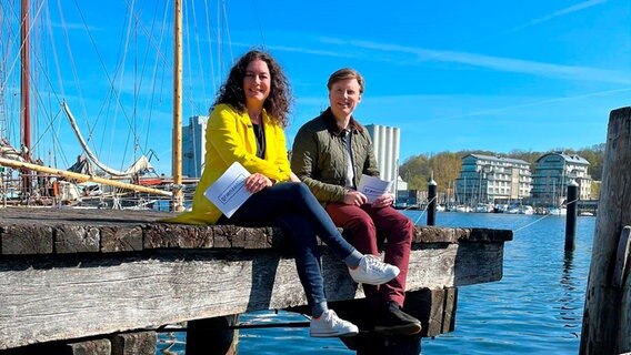 Simone Mischke und Anders Køpke Christensen lächeln für ein Foto © NDR 