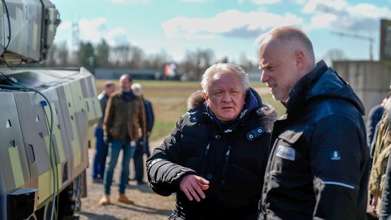 Streng vertraulich: Rheinmetall-CEO Armin Papperger (M.) beim internen „Panther“-Verkaufsgespräch mit Ungarns Verteidigungsminister Kristóf Szalay-Bobrovniczky am Standort Unterlüß. © NDR Foto: Klaus Scherer