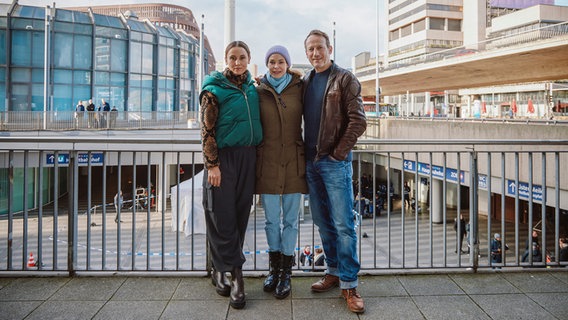 Drehstart für den NDR „Tatort: Die kälteste Maschine“: Peri Baumeister, Regisseurin Viviane Andereggen und Wotan Wilke Möhring © NDR Foto: O-Young Kwon