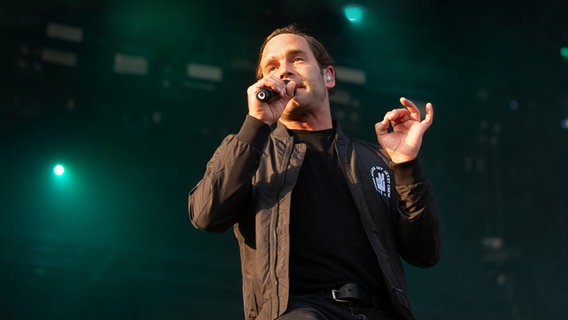Aki Bosse singt © NDR 