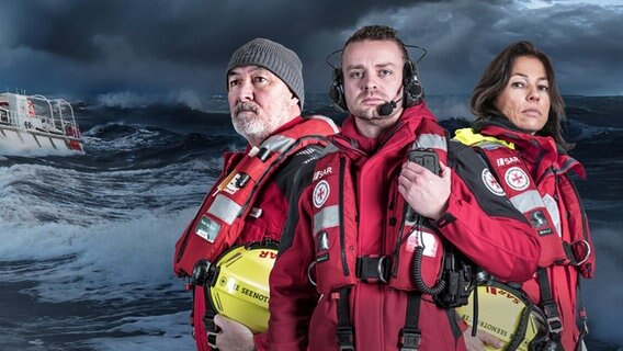 Bildcollage: Im Vordergrund drei Seenotretter, im Hintergrund ein Rettungsschiff auf stürmischer See. © NDR/DGzRS/Kinescope/Achim Multhaupt 
