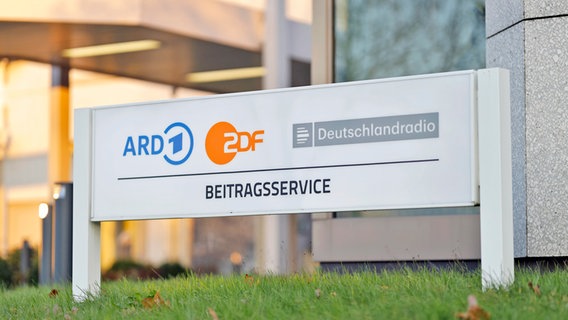 Schild vor der Zentrale des Beitragsservice von ARD, ZDF und Deutschlandradio © picture alliance/Geisler-Fotopress Foto: Christoph Hardt