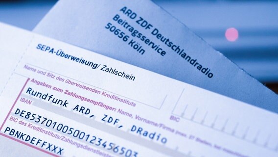 Ein bereits mit BIC und IBAN ausgefüllter Zahlschein für den Rundfunkbeitrag. © picture alliance / Hans Wiedl/dpa-Zentralbild/ZB Foto: Hans-Jürgen Wiedl